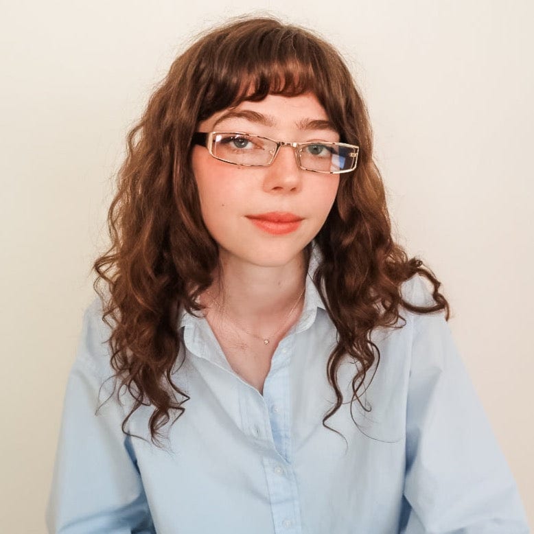 Model wearing CHULO Clear 90s metal glasses