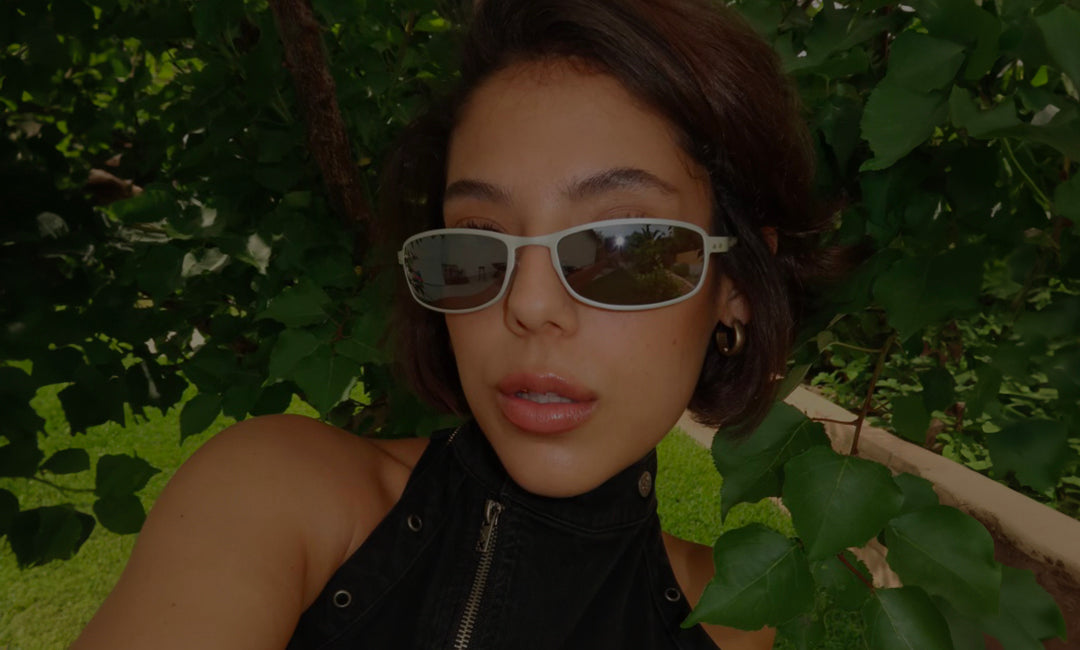 Model wearing a trending 90s sporty sunglass style Kickoff in silver. 